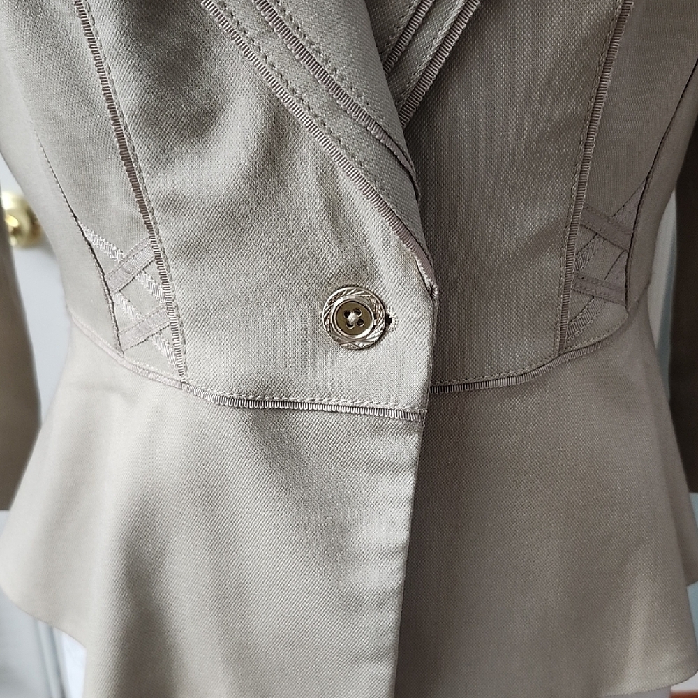 White House Black Market Elegant Cream Blazer - Picture 2 of 4